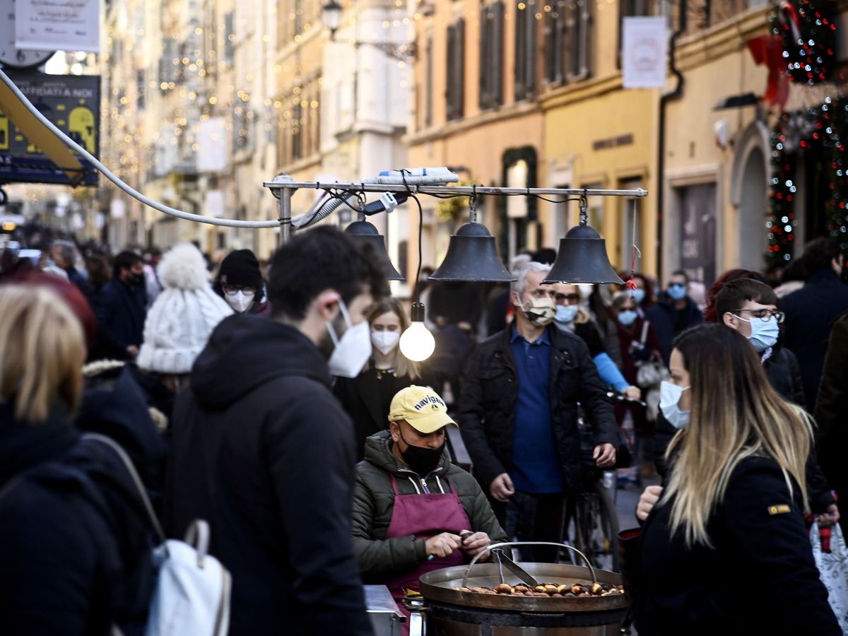 Foto: Varias personas en el centro de Roma este fin de semana. (EFE)