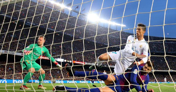 Foto: Cristiano Ronaldo en el momento de marcar el gol en el Camp Nou y lesionarse el tobillo con el impacto de Piqué (REUTERS)