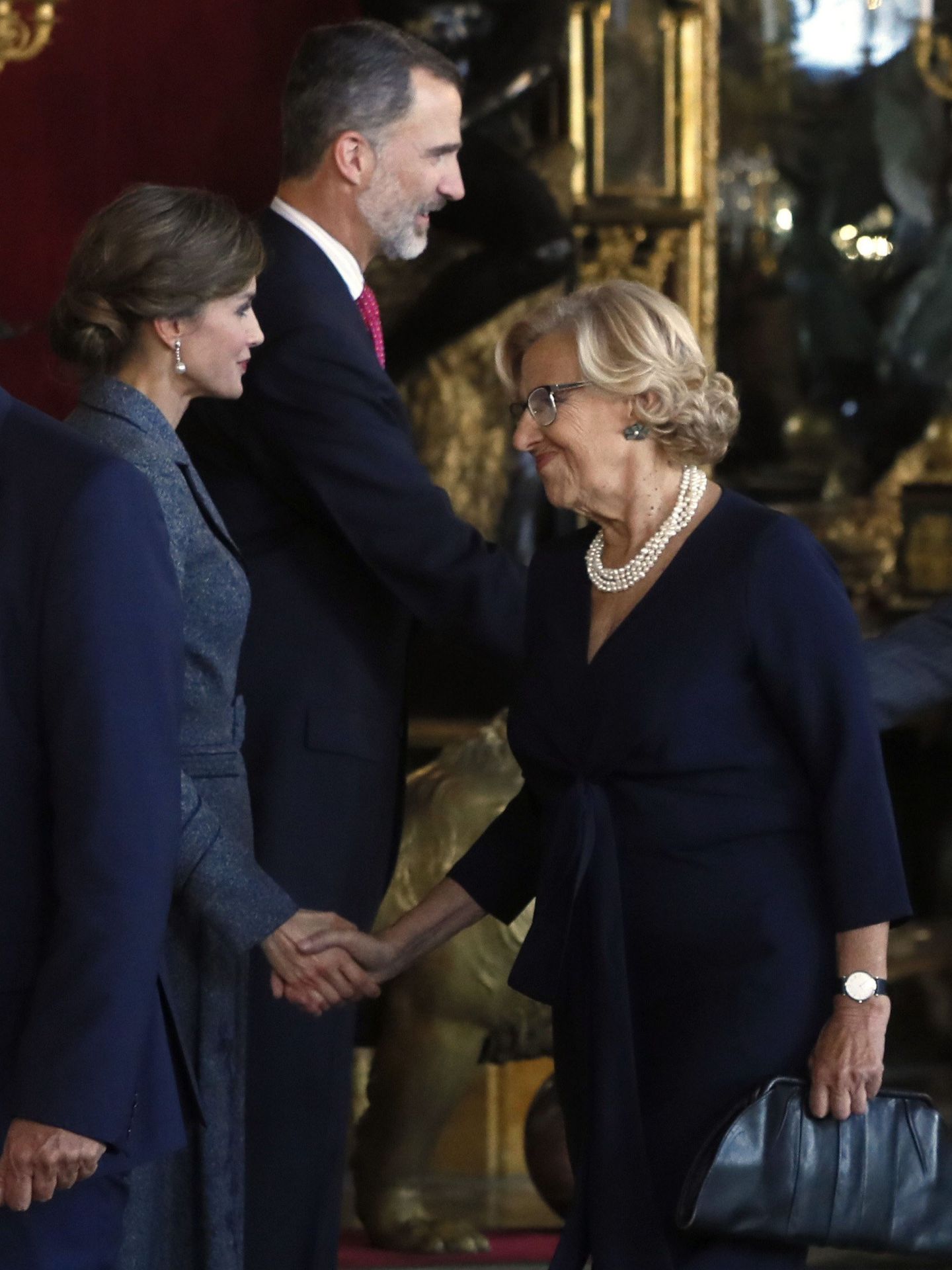 Los Reyes saludan a la alcaldesa de Madrid. (EFE)