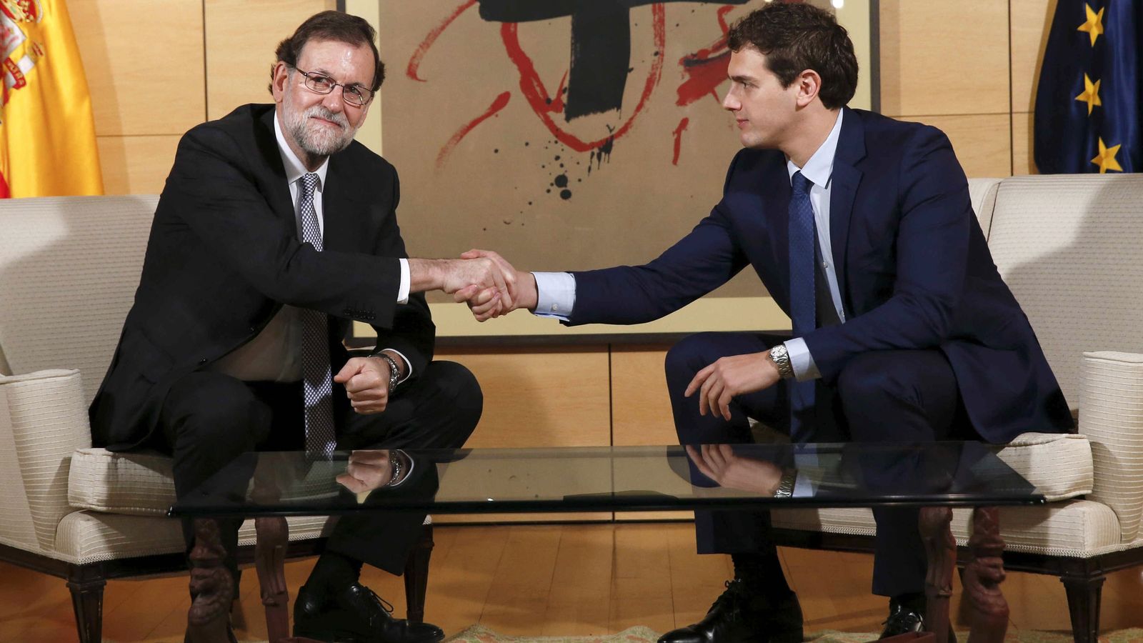 Foto: El presidente del Gobierno, Mariano Rajoy, y el líder de Ciudadanos, Albert Rivera, durnate su última reunión. (Efe)
