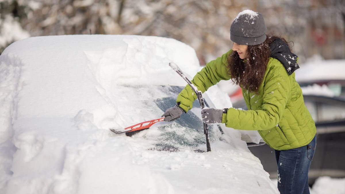 Los mejores consejos para quitar el hielo de tu coche y de la entrada a tu casa