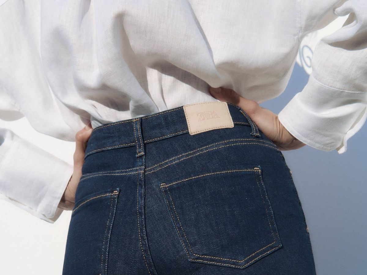 Foto: No dejes escapar estos pantalones de campana de Zara. (Cortesía)