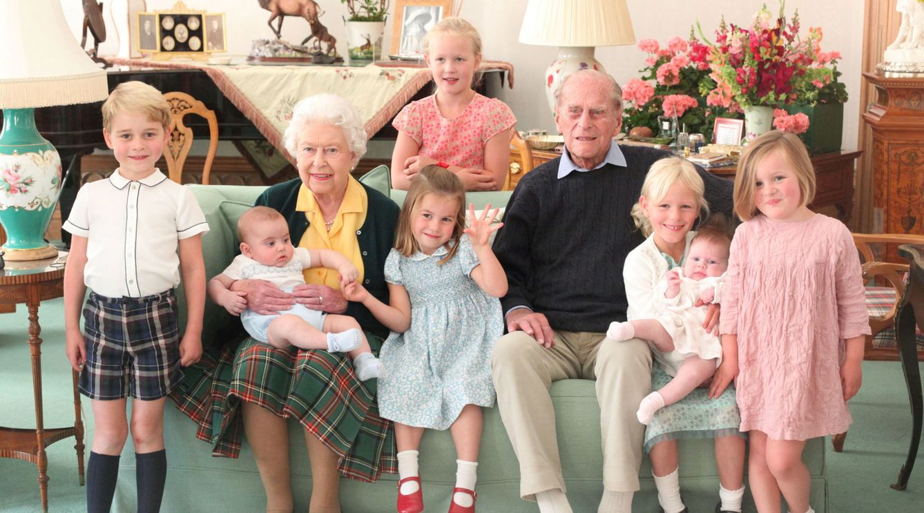 La reina y el duque de Edimburgo, con sus bisnietos. (Reuters)