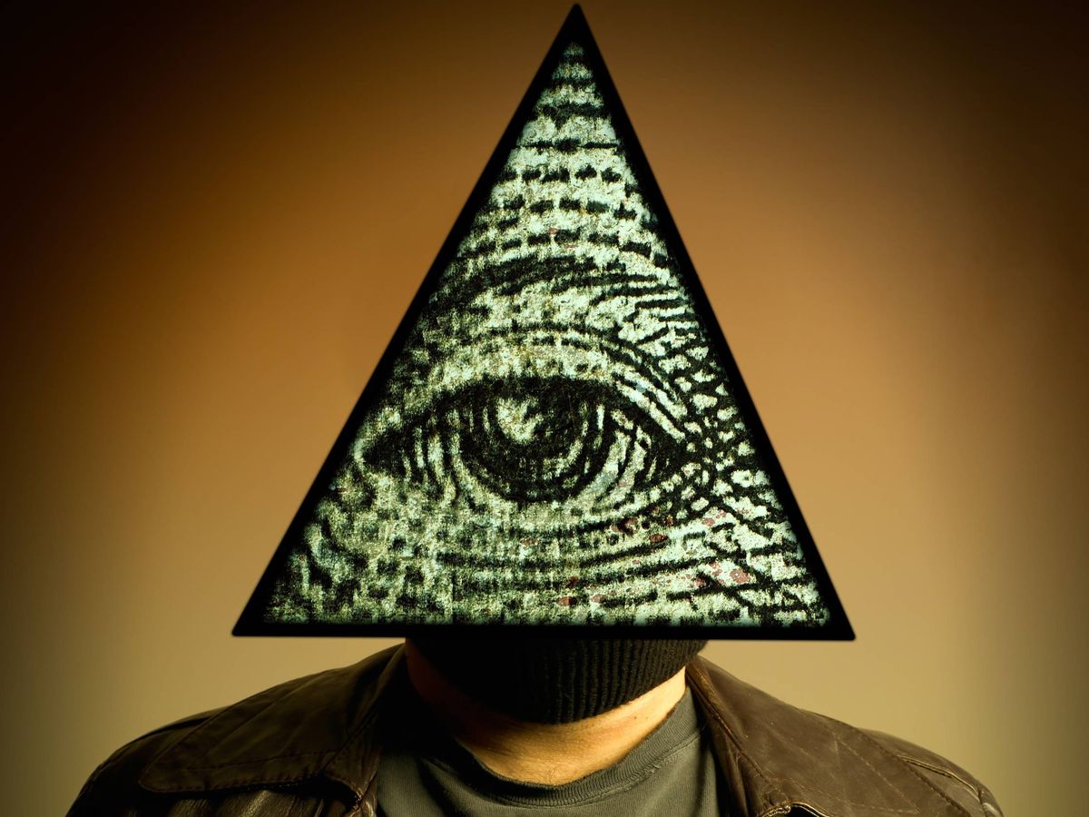 Foto: Un hombre disfrazado con el símbolo Iluminati. (Reuters)