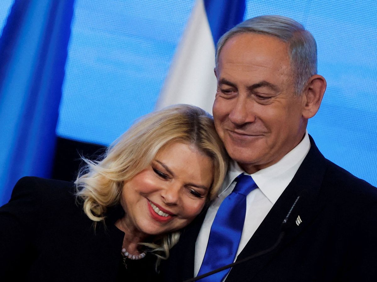 Foto: Benjamín Netanyahu con su mujer, Sara, celebrando su última victoria electoral. (Reuters)
