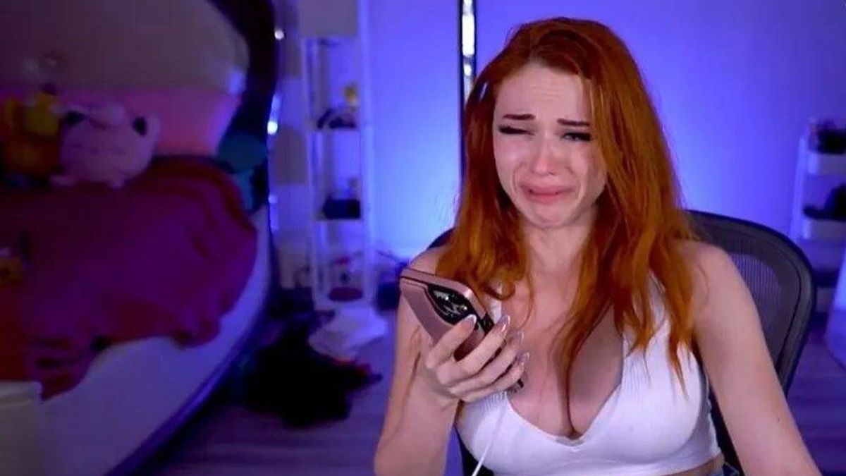 La 'streamer' Amouranth revela en directo en Twitch que recibe amenazas de su marido