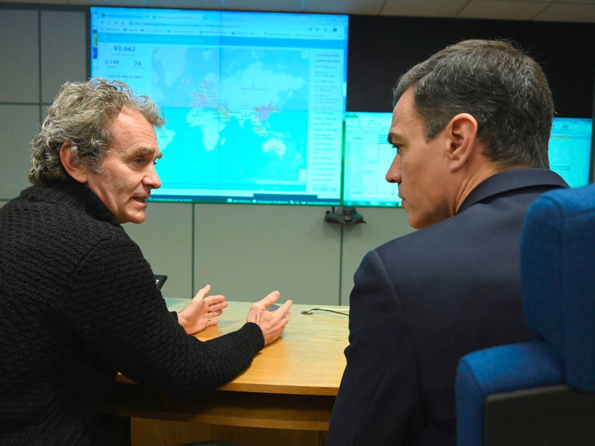 Foto: El presidente del Gobierno, Pedro Sánchez, conversa con el director del Centro de Coordinación de Alertas y Emergencias Sanitarias, Fernando Simón. (EFE)