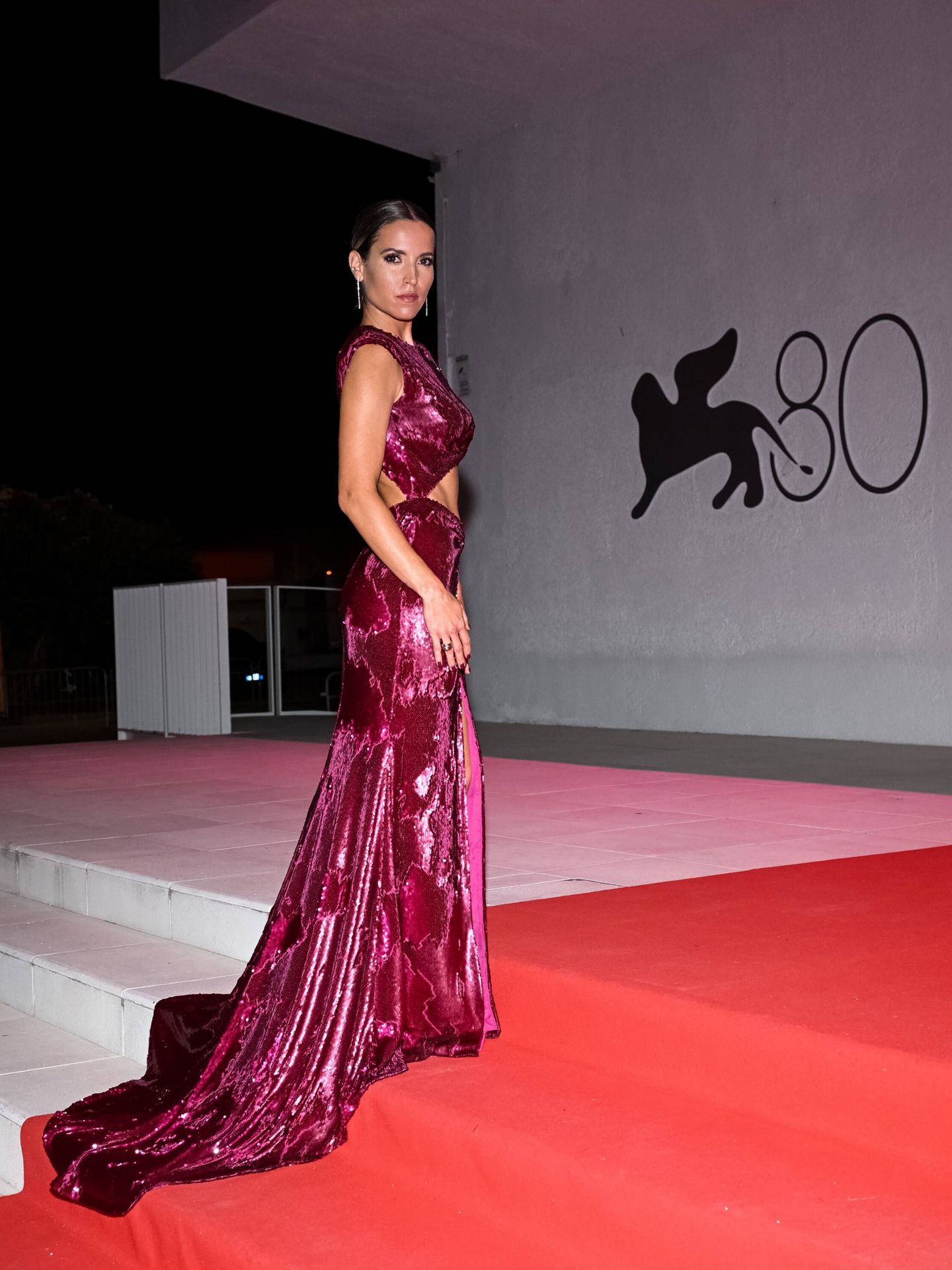 Ana Fernández, en la alfombra roja del Festival de Venecia con diseño de Atelier Pronovias. (Pronovias)