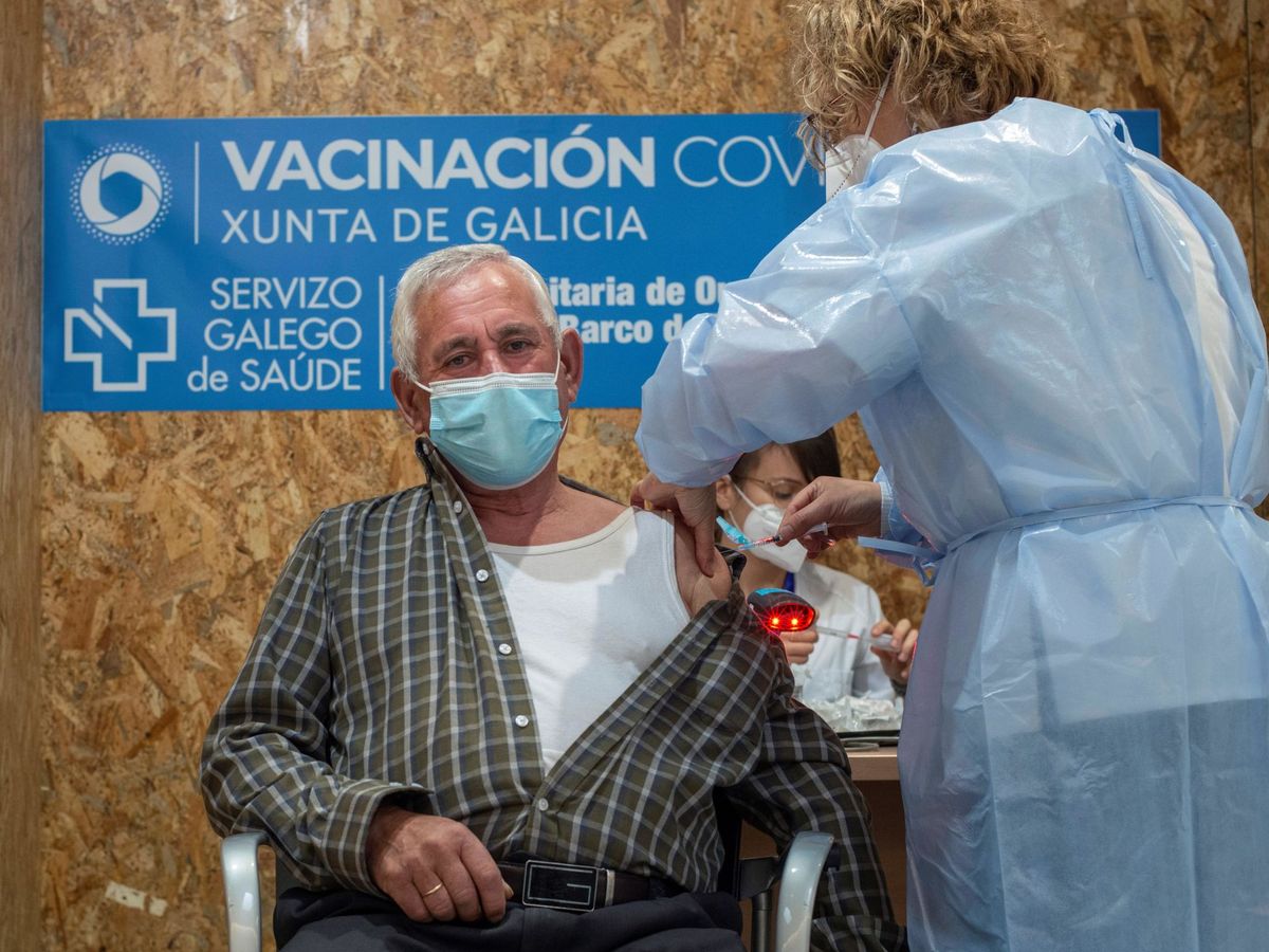 Foto: Un hombre recibe la vacuna contra el covid-19 en Galicia. (Brais Lorenzo/EFE)
