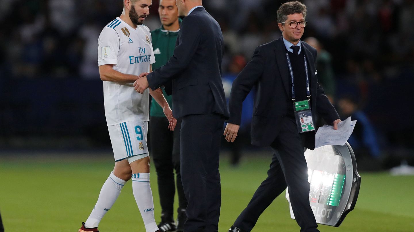 Zidane consuela a Benzema en el momento de cambiarle en un partido. (EFE)