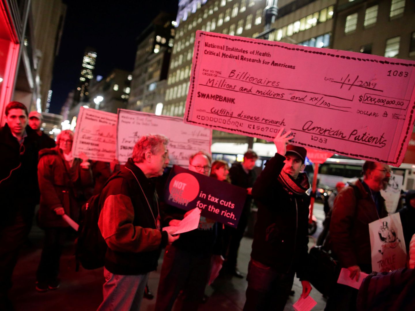 Protesta contra los recortes de impuestos a los más ricos en Manhattan, Nueva York, el 27 de noviembre de 2017. (Reuters)