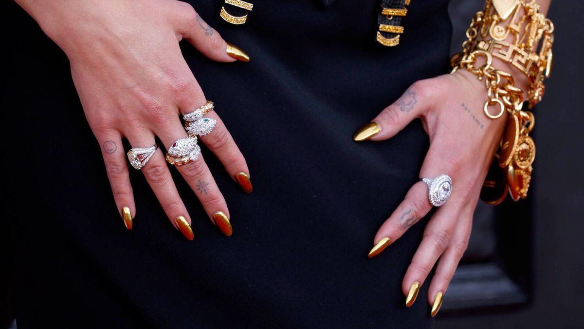 La manicura metalizada dicta las tendencias entre celebrities: así se llevan los esmaltes oro y plata