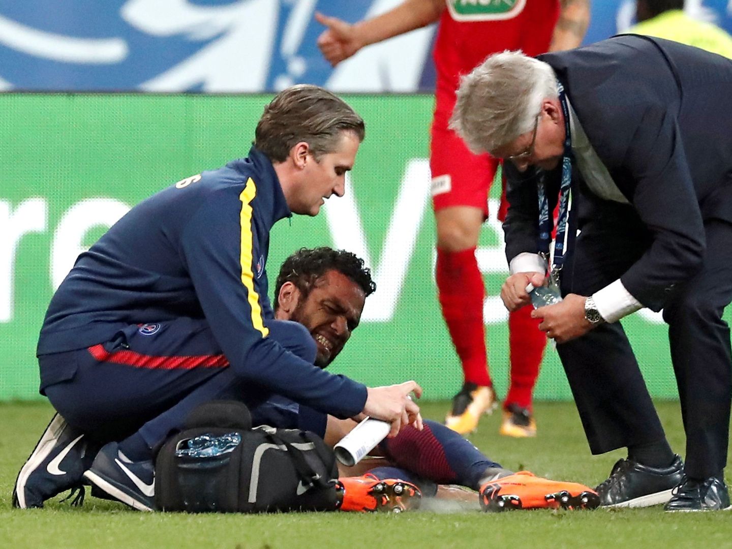 Momento de la lesión de Dani Alves que le hará perderse el Mundial | EFE