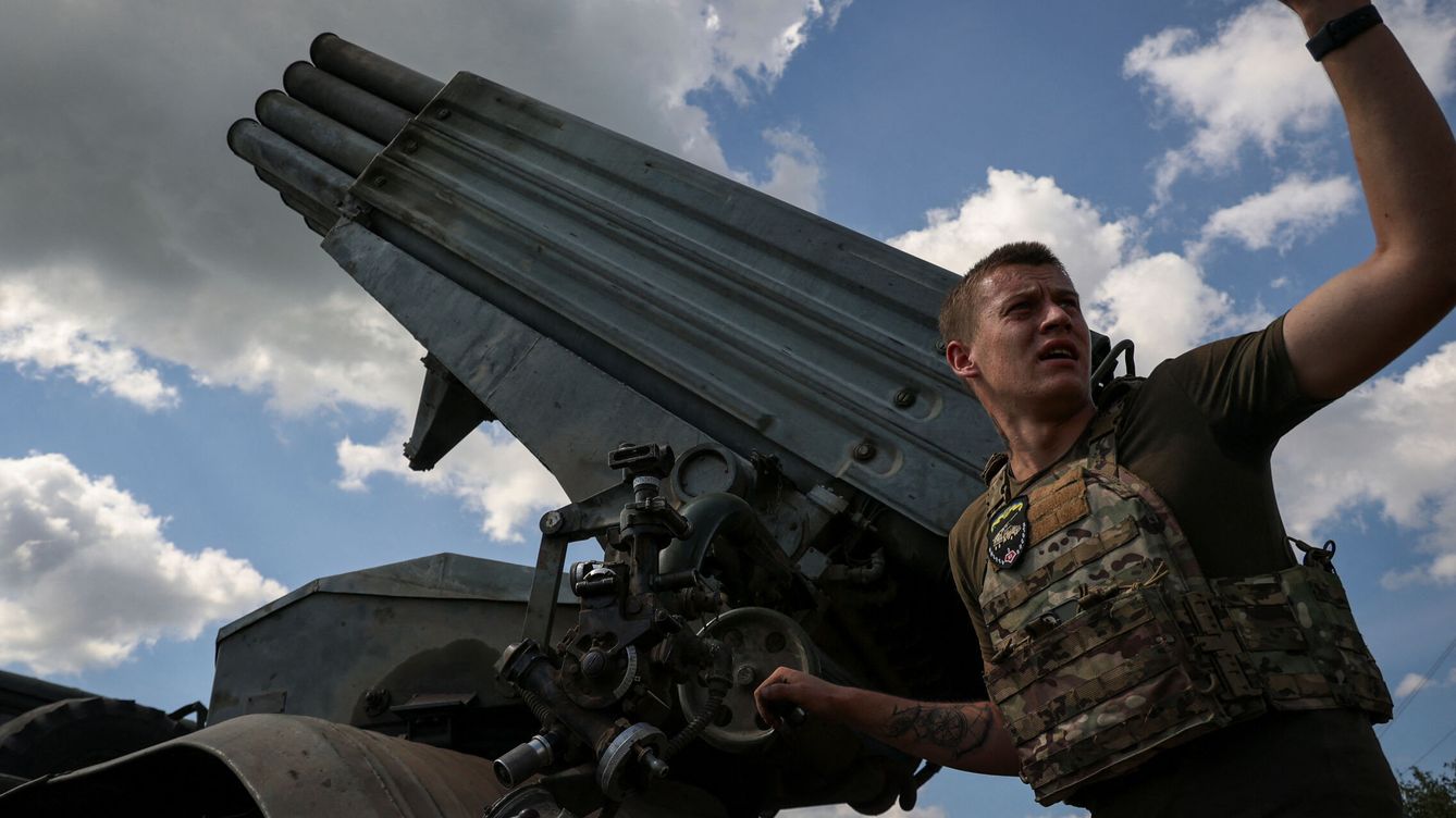 Foto: Un soldado ucraniano se prepara para disparar un sistema de artillería cerca de la ciudad de Avdiivka, en Donetsk. (Reuters/Sofiia Gatilova)