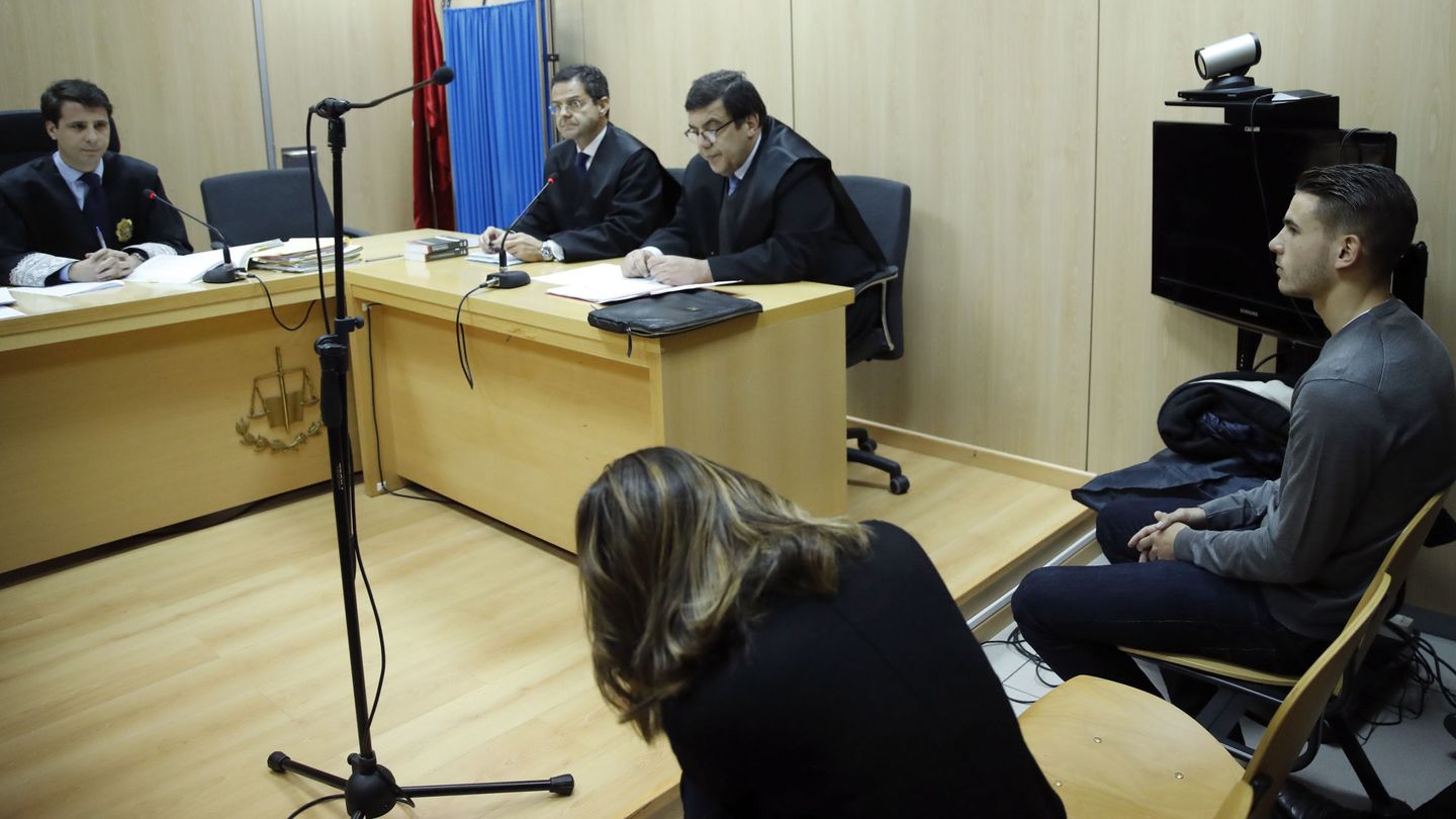 Lucas Hernández y su entonces novia, Amelia de la Ossa, durante el juicio oral por su enfrentamiento. (EFE)
