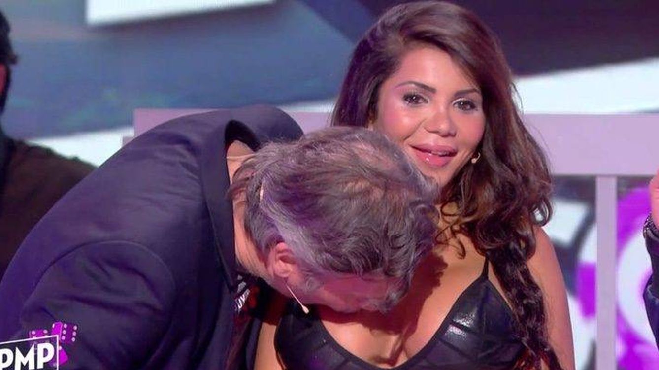 Foto: Soraya recibe por sorpresa el beso de un tertuliano en uno de sus senos