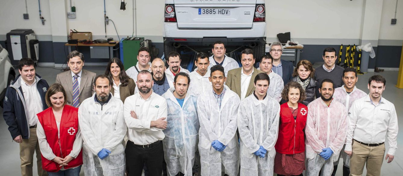 Foto: Land rover y Cruz Roja se unen para dar cursos de mecánica a familias en paro en Madrid. EFE