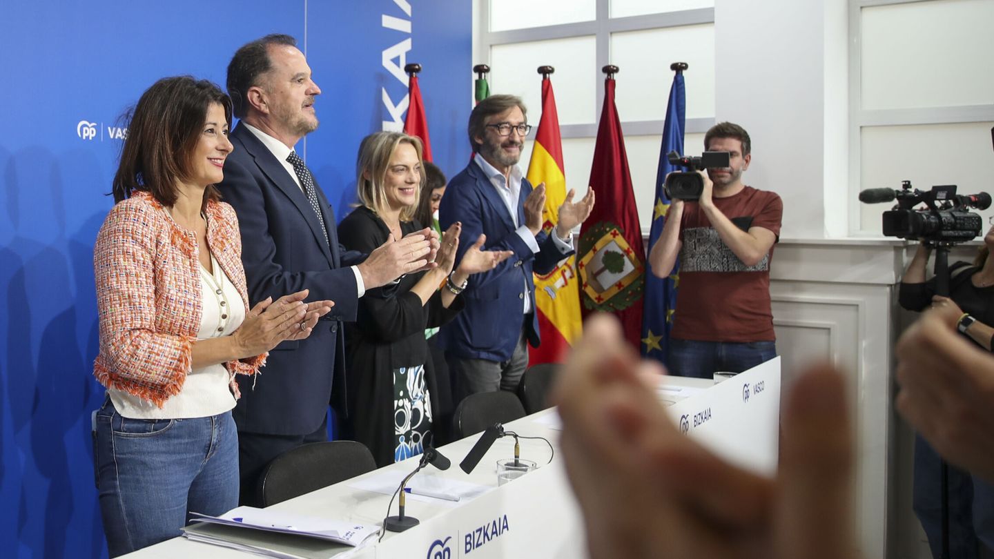 El presidente del PP vasco, Carlos Iturgaiz, preside la Junta Directiva Regional del Partido Popular del País Vasco. (EFE/Luis Tejido)