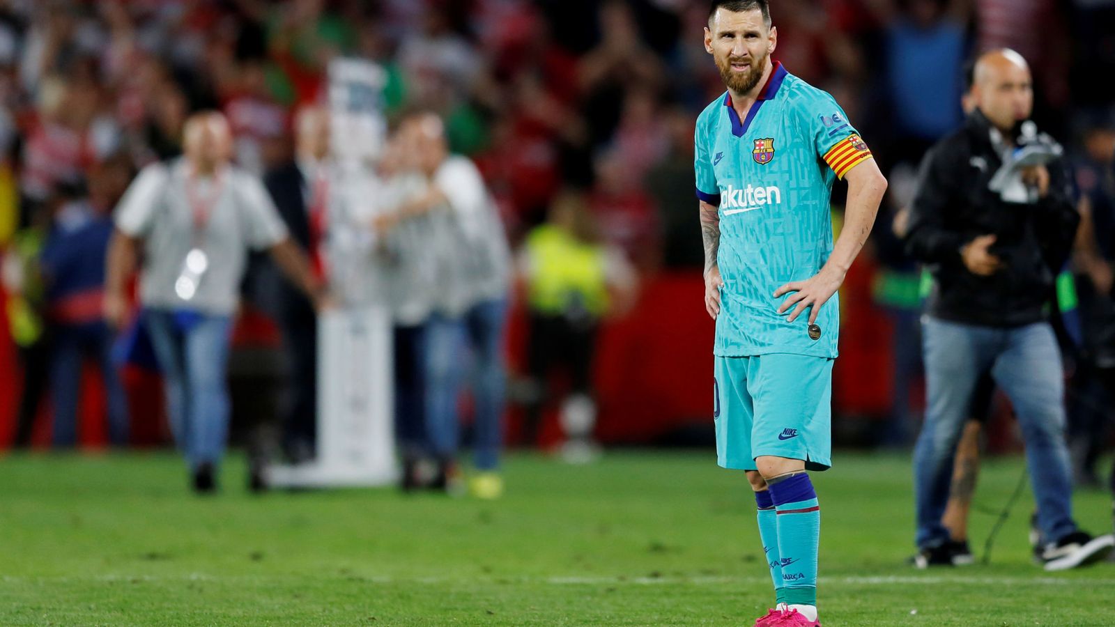 Foto: Messi, pensativo al final del encuentro ante el Granada. (EFE)