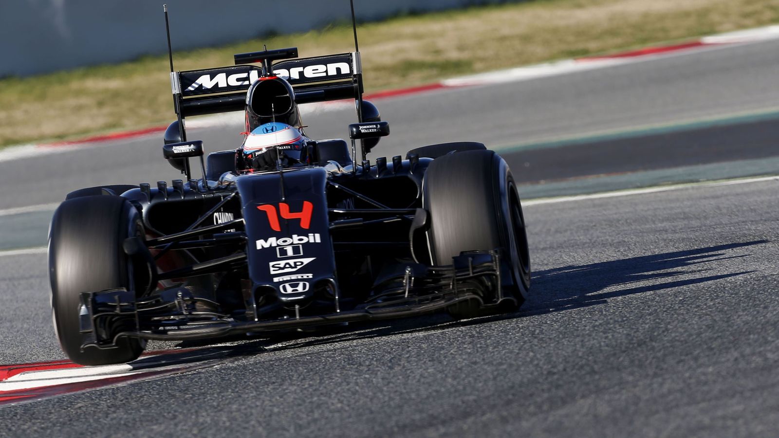 Foto: Fernando Alonso este lunes sobre la pista de Montmeló.