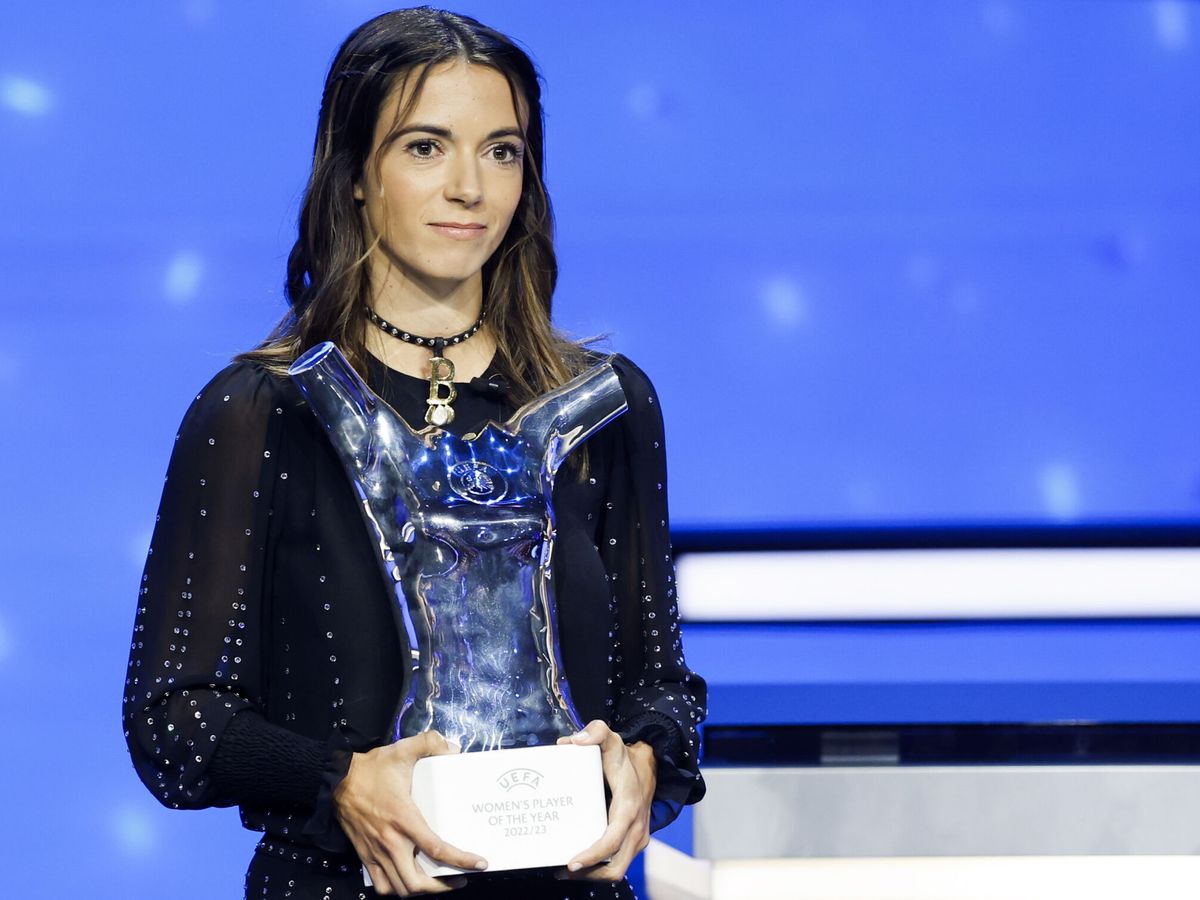 Foto: Aitana Bonmatí recibe el premio a mejor jugadora en la gala de la UEFA. (EFE/Guillaume Horcajuelo)