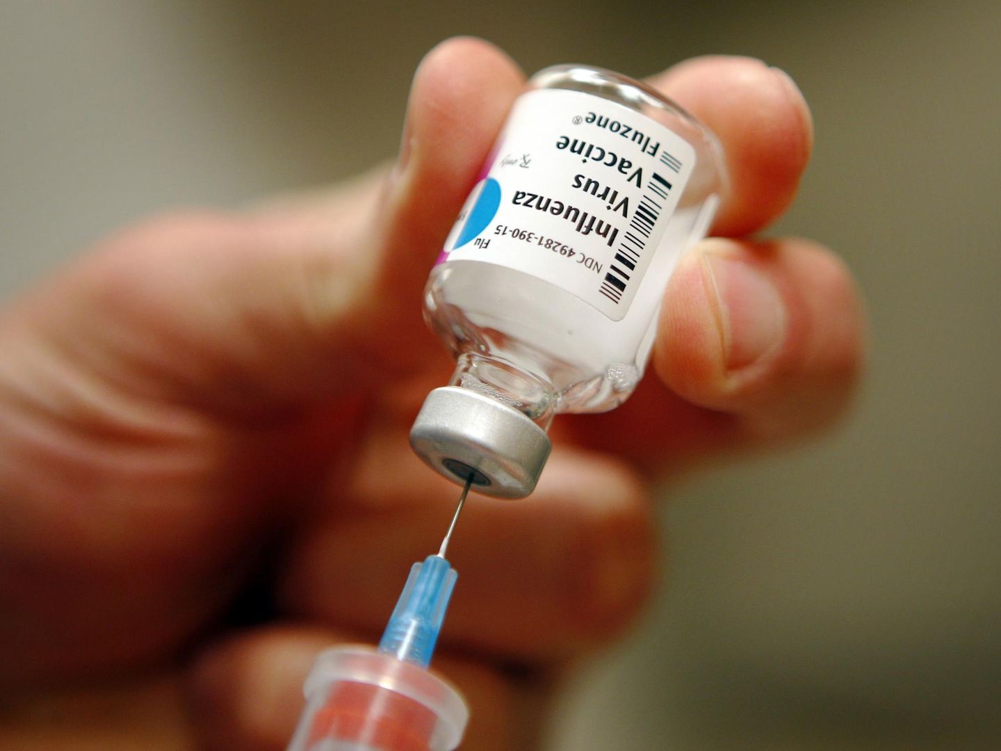 Una enfermera prepara una inyección de vacuna contra la influenza. (Reuters)