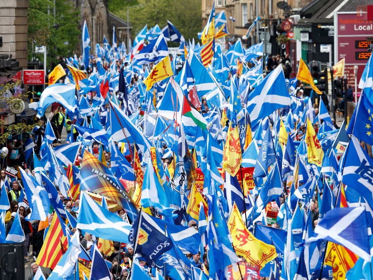 Foto: Manifestación de independentistas escoceses y catalanes (Glasgow, 2019). (EFE)