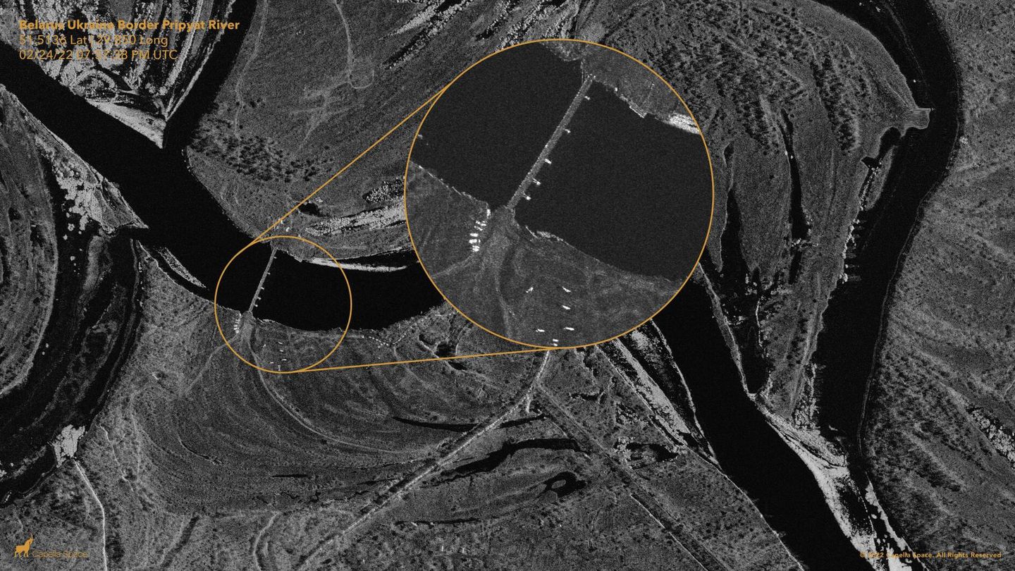 Imagen de radar satelital tomada por Capella muestra un puente temporal construido en territorio ucraniano por el ejército ruso. 