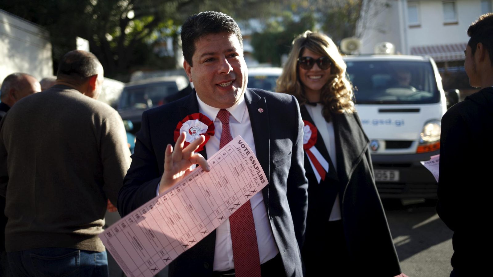 Foto: Fabian Picardo y su mujer al ir a depositar su  voto (Reuters)