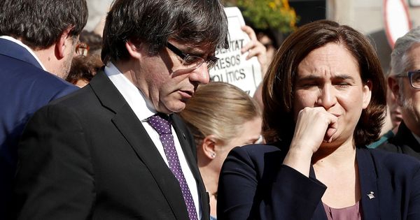 Foto: El presidente de la Generalitat, Carles Puigdemont, y la alcaldesa de Barcelona, Ada Colau, durante la concentración del pasado 17 de octubre. (EFE)