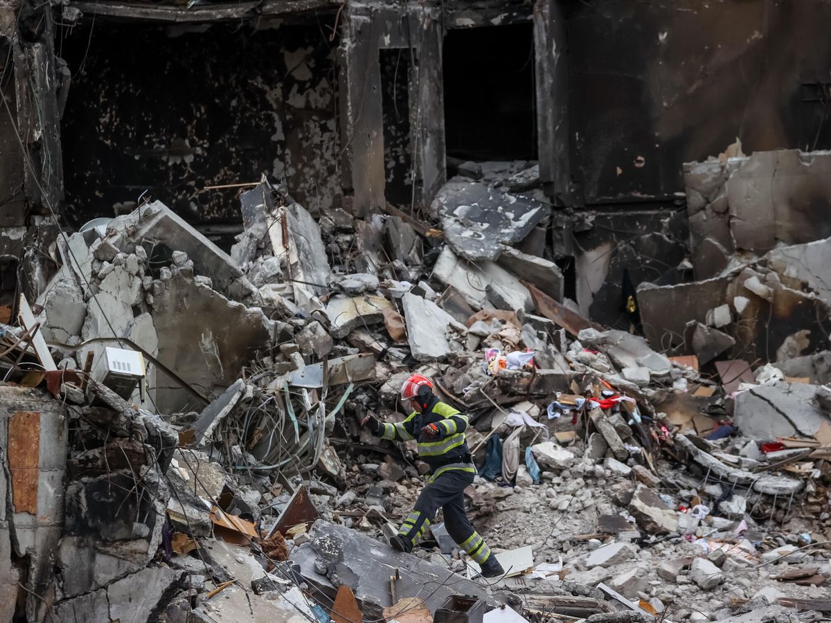 Foto: Restos de un edificio bombardeado en Kiev. (EFE/Miguel Gutiérrez)