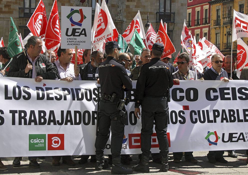 Foto: Fotografía de archivo de una manifestación de los trabajadores de Banco Ceiss. (EFE)
