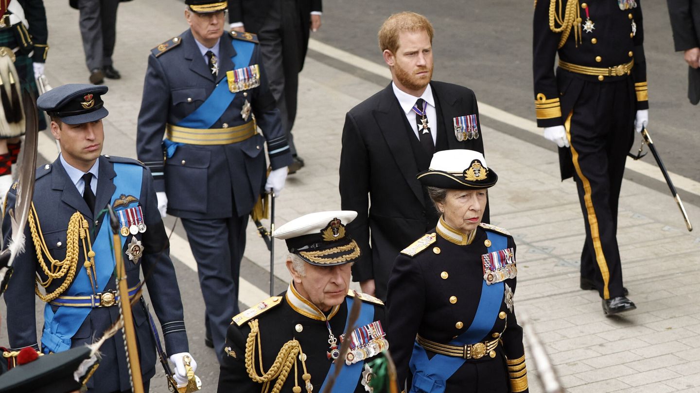 El rey Carlos III, junto a sus hermanos y sus hijos, Harry y Guillermo.(Reuters/John Sibley)