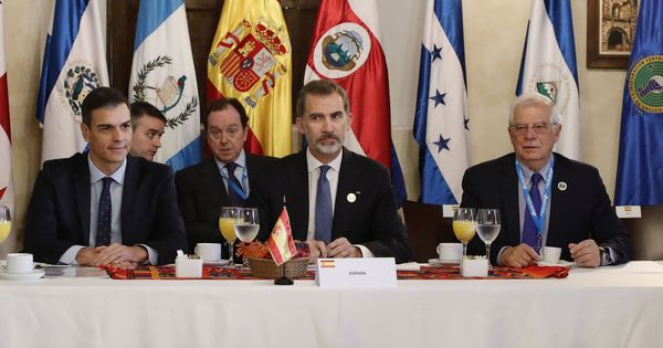 Foto: Pedro Sánchez, con el rey Felipe VI y el ministro de Exteriores, Josep Borrell, este 16 de noviembre en Antigua, Guatemala. (EFE)
