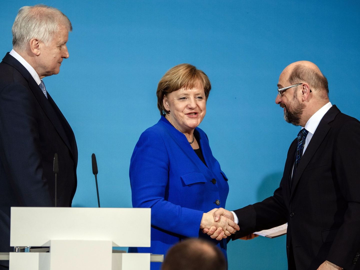 La canciller alemana y líder de la Unión Cristianodemócrata, Angela Merkel, su socio conservador bávaro Horst Seehofer (i), y líder socialdemócrata, Martin Schulz (d), tras ofrecer una rueda de prensa conjunta en Berlín. (EFE)