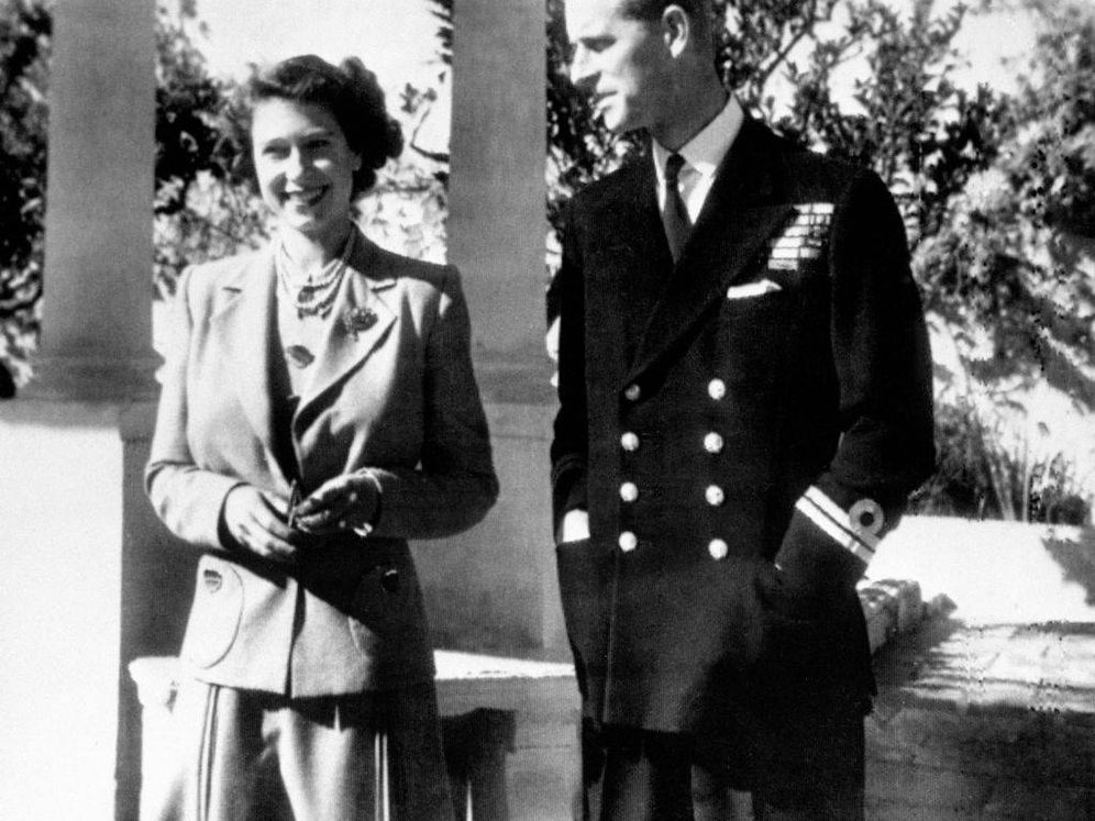 Foto: La entonces princesa Isabel con el duque de Edimburgo, en el jardín de Villa Guardamangia. (Getty)