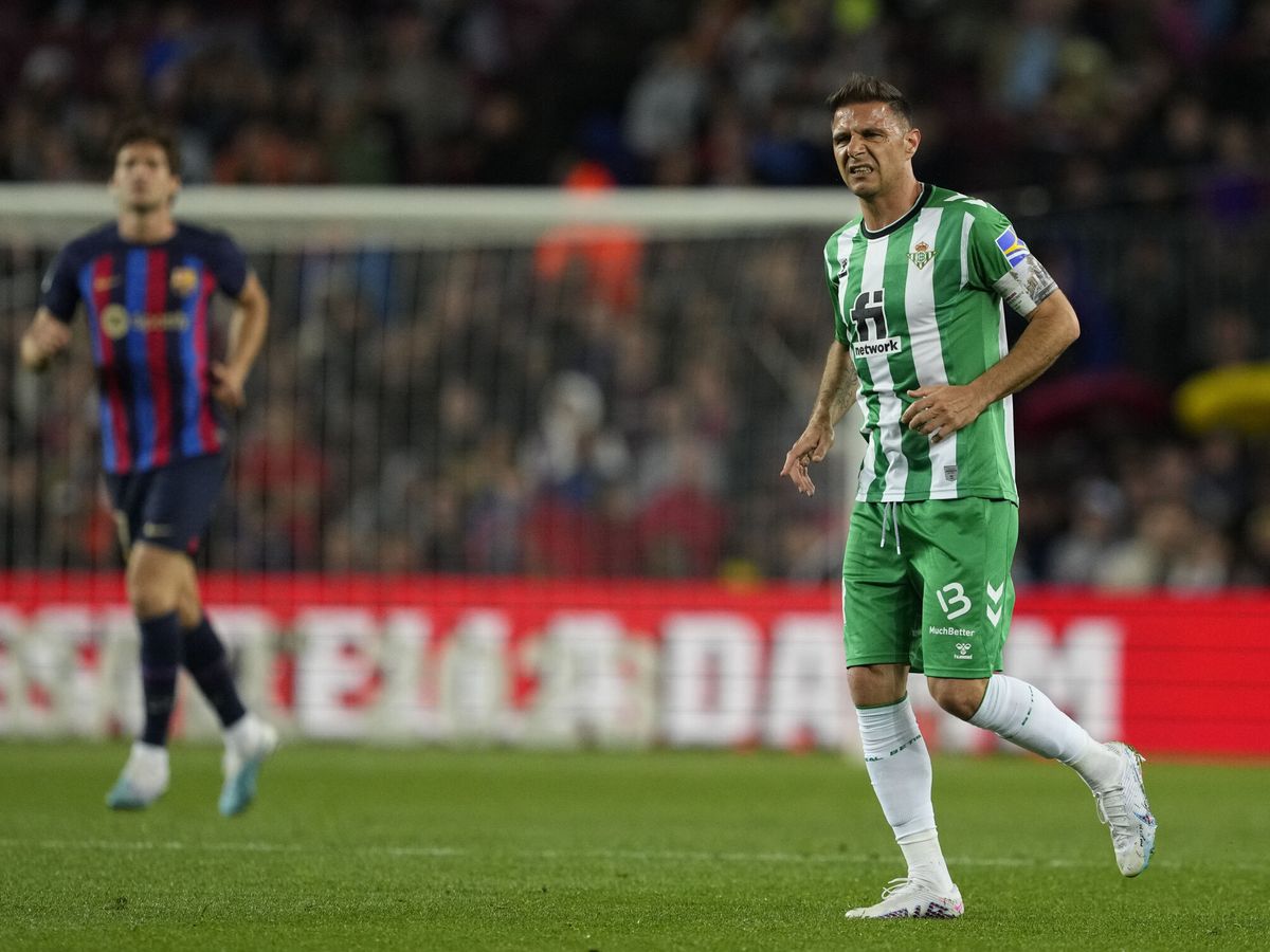 Foto: Joaquín se marchó lesionado del Camp Nou. (EFE/Alejandro García)