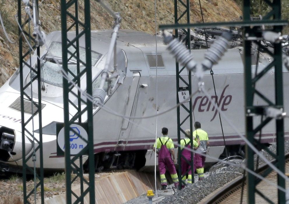 Foto: Inspección del tren descarrilado. (EFE)