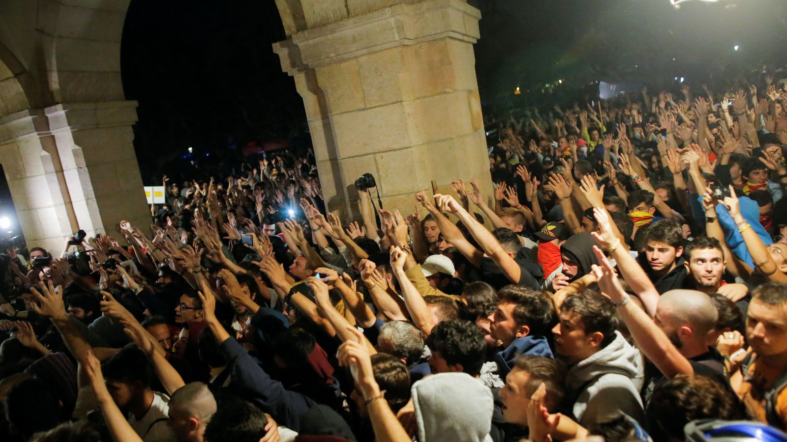 Foto: Los manifestantes intentan entrar en el Parlament al final de la manifestación con motivo del 1-O, ayer lunes en Barcelona. (Reuters)