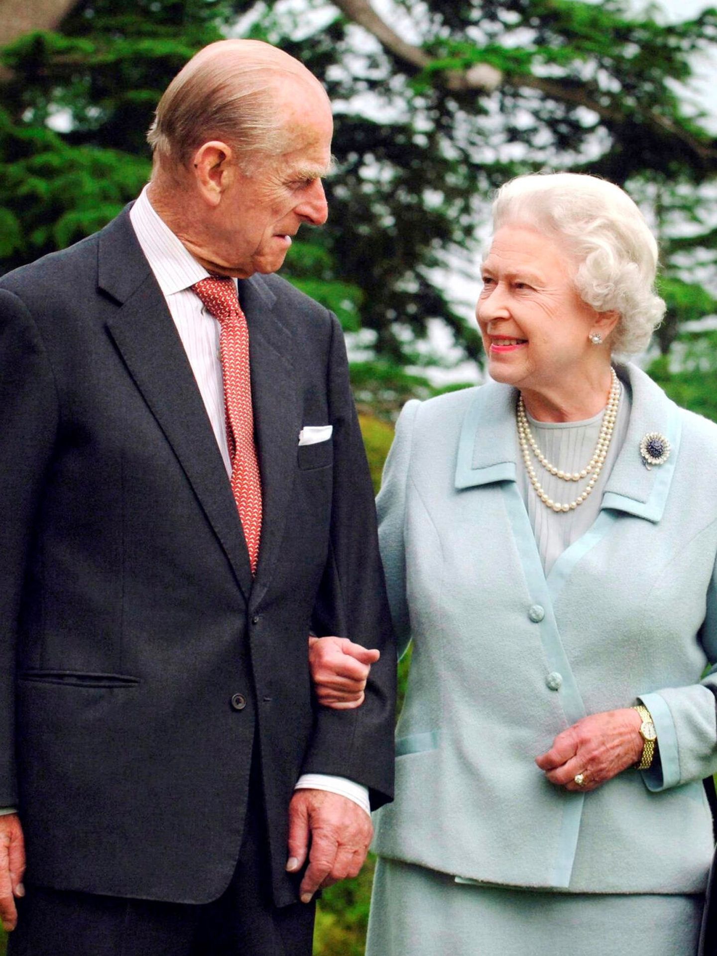 La reina Isabel II, con su marido. (Reuters)