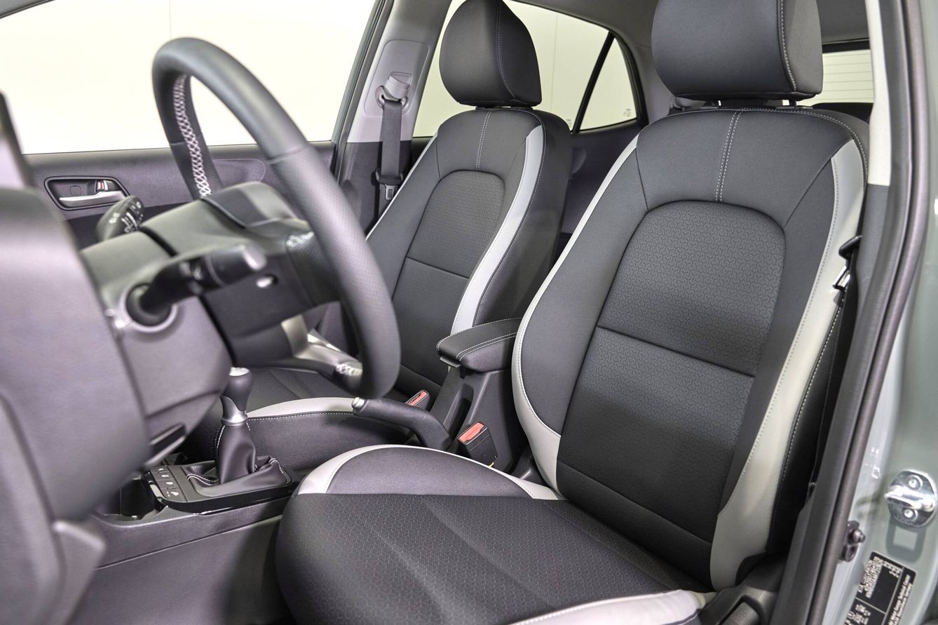 Los asientos del acabado GT-line se tapizan con el nuevo cuero sintético, en color negro.
