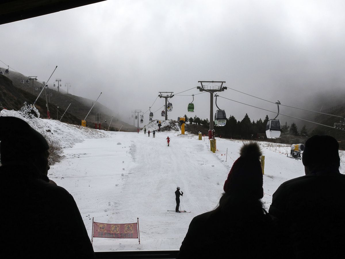 Foto: Las estaciones de esquí inauguran su temporada invernal. (EFE/Pepe Torres)