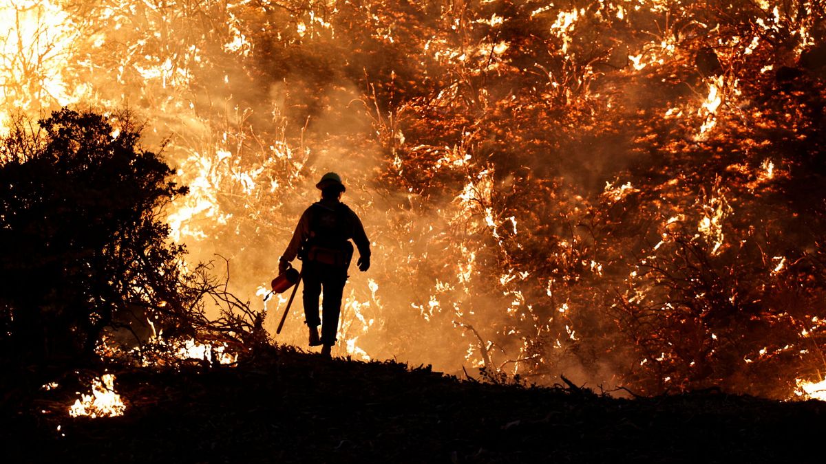 Un fuego en California amenaza 17.000 viviendas pese a la mejora del clima