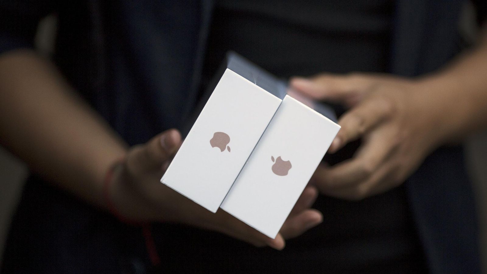 Foto: Arreglar un iPhone en una tienda no autorizada por Apple puede ser una maniobra arriesgada. (Reuters)