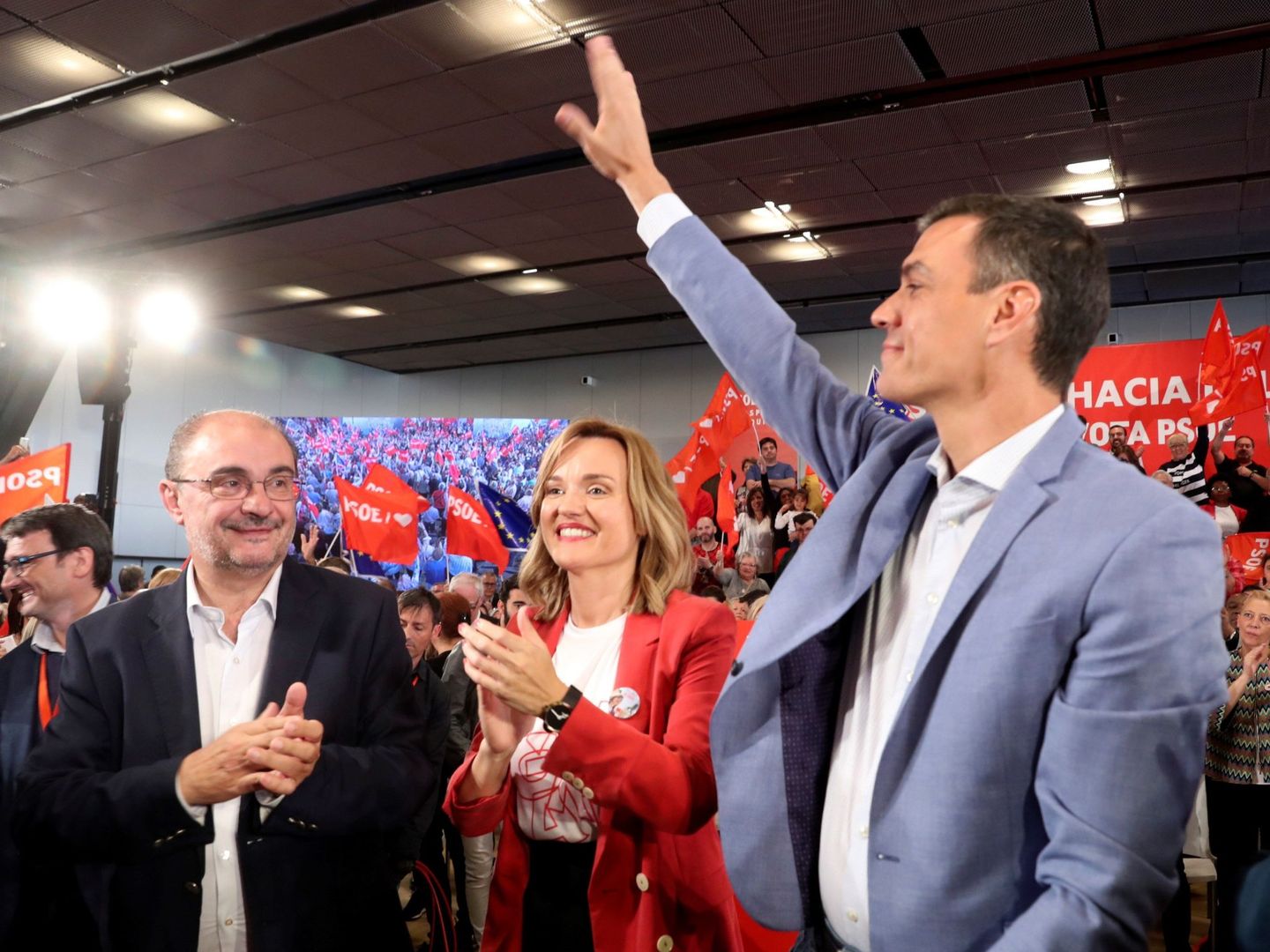 Pedro Sánchez, en un mitin en Zaragoza junto a los candidatos a la presidencia de Aragón y del Ayuntamiento de la capital, Javier Lambán (i) y Pilar Aleg. (EFE)
