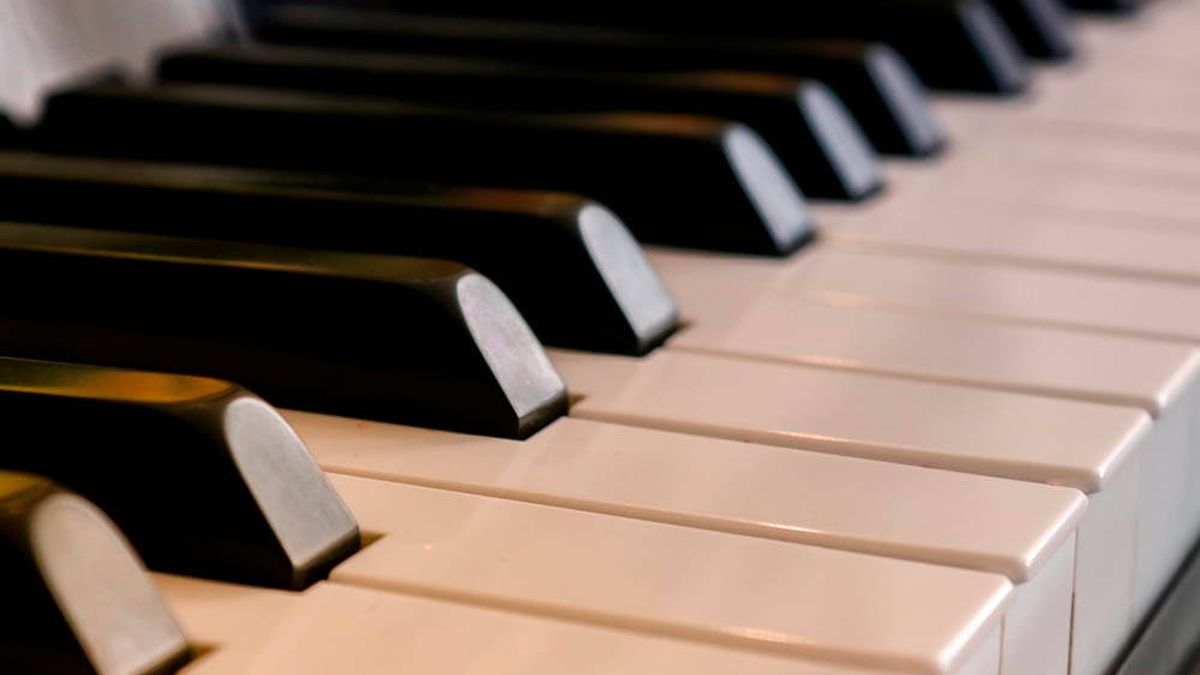 La emotiva melodía de un hombre tocando el piano en su casa arrasada 