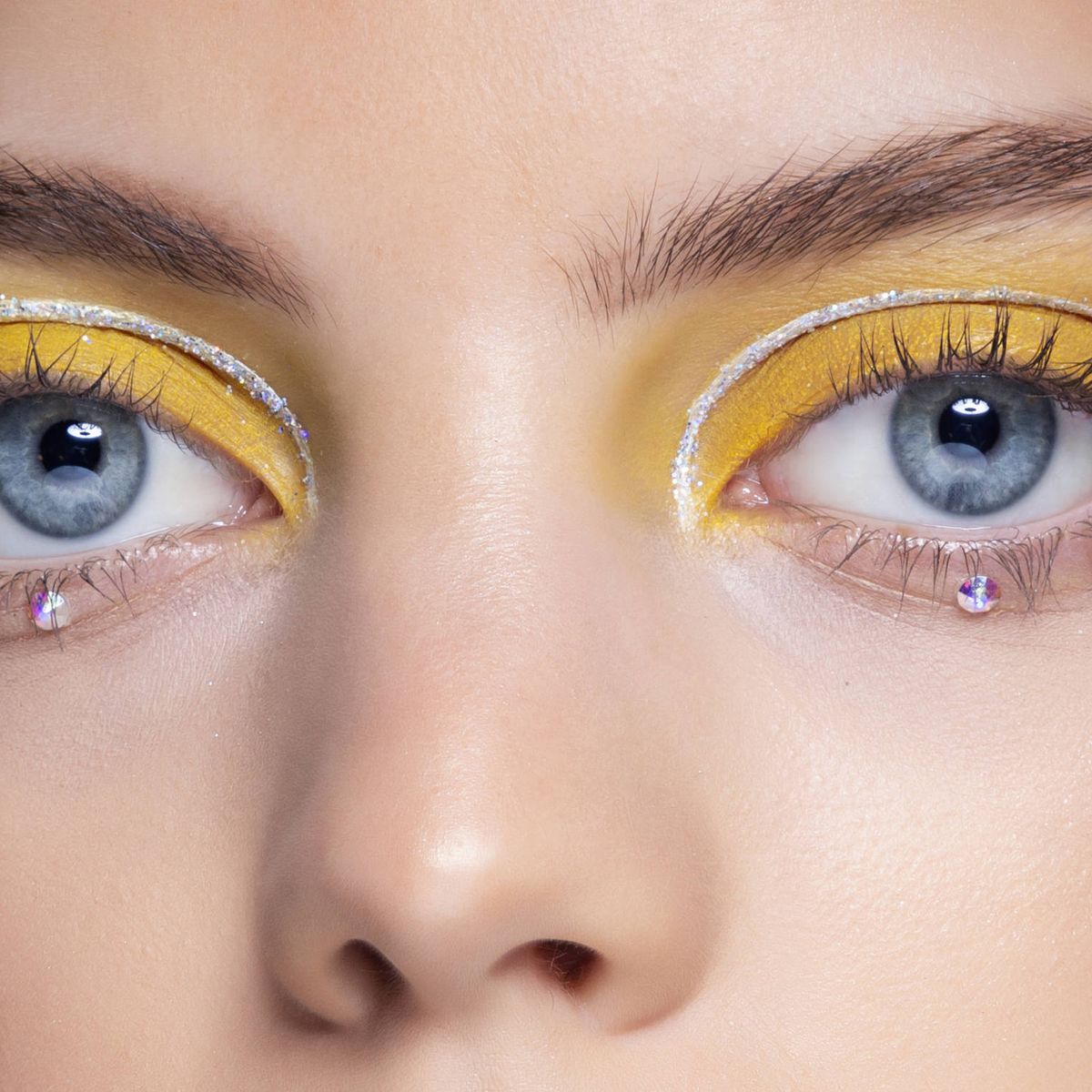 Amarillo y gris son los colores del Pantone 2021: así puedes maquillarte con  ellos