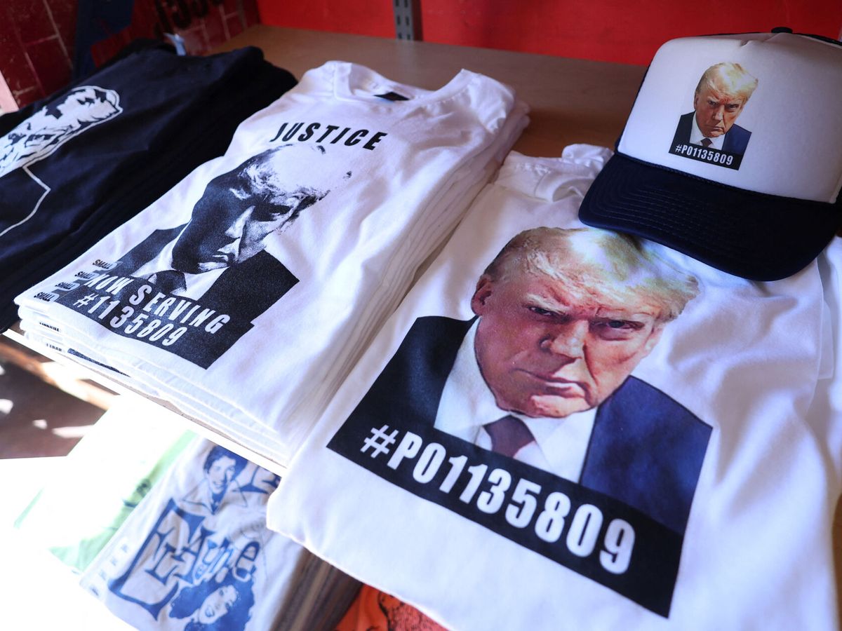 Foto: Imagen del merchandising que ha sacado Donald Trump con su foto de la ficha policial. (Reuters/Mario Anzuoni)