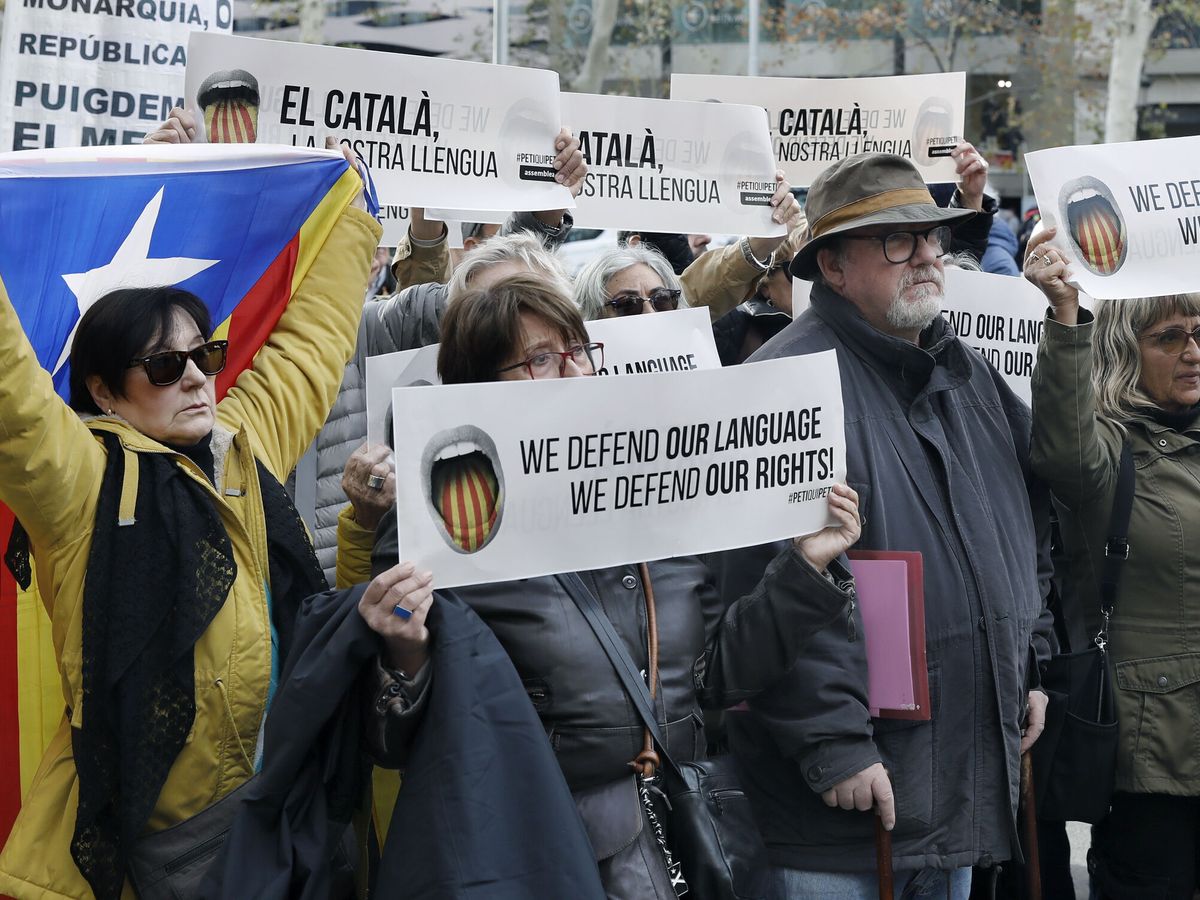 Foto: Una protesta de la ANC en la última visita de eurodiputados para comprobar la discriminación del castellano. (EFE/Andreu Dalmau)