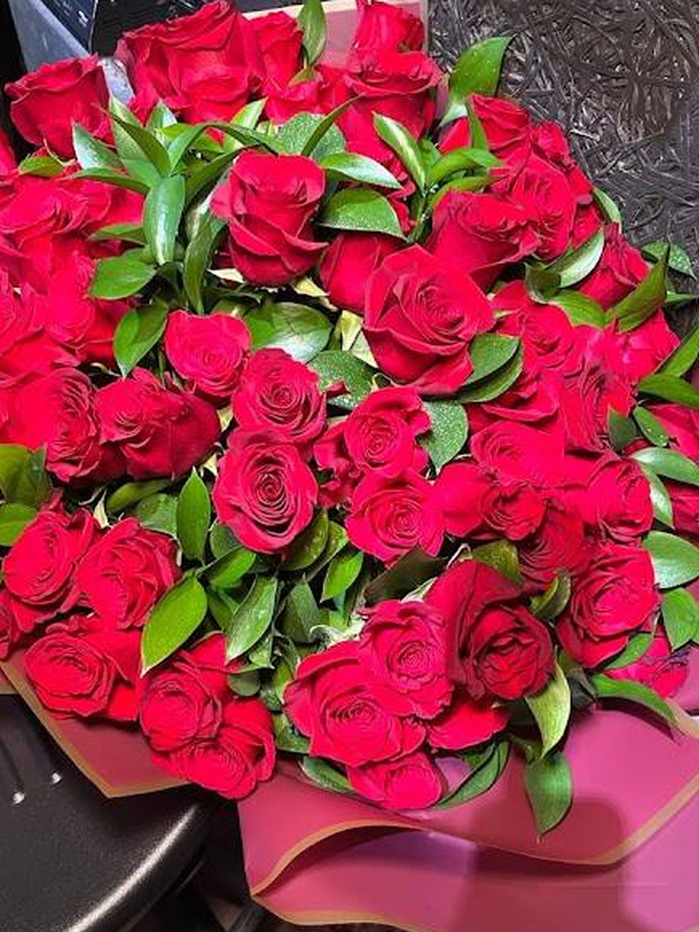 El mismo ramo con 72 rosas que regaló Almeida a su prometida. (Vanitatis)